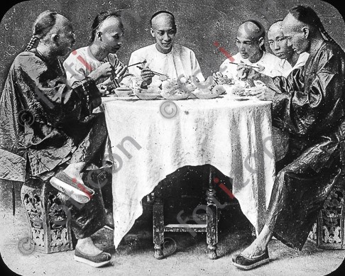 Essende Chinesen ; Chinese meal - Foto simon-173a-028-sw.jpg | foticon.de - Bilddatenbank für Motive aus Geschichte und Kultur
